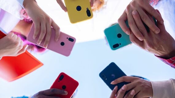 スマホを操作する人々