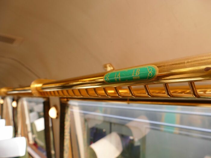 荷棚に付けられた座席番号の表示