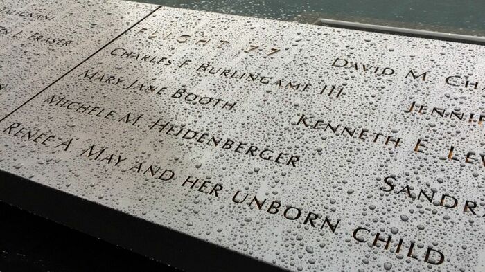 「AND HER UNBORN CHILD」の文字が
