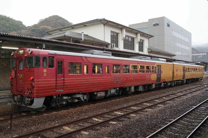 八幡浜方の1号車は赤色をベースとした