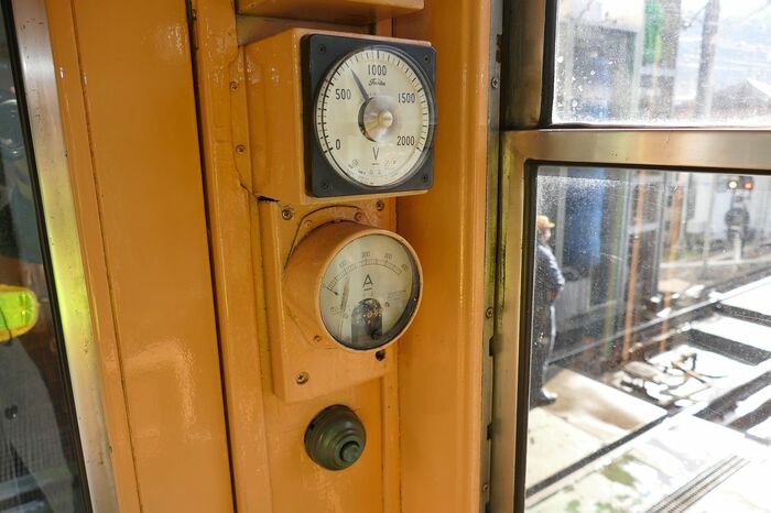 運転席側面の電圧・電流計類