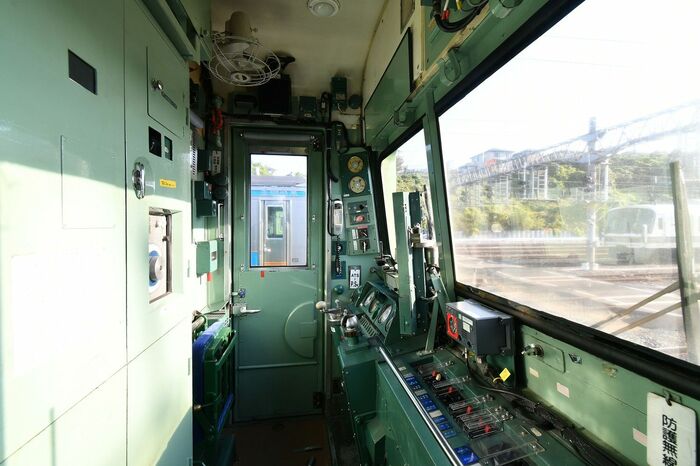 103系の乗務員室。現在の車両よりかなり狭い