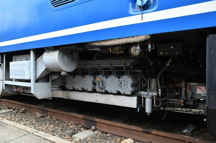 床下のディーゼル発電機。これにより冷暖房が