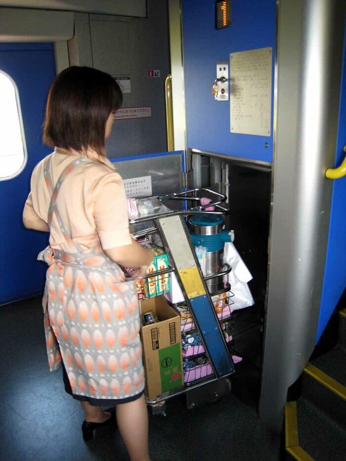 E4系の車内にあるリフトは車内販売のカートを