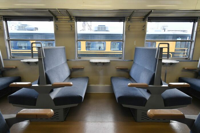 12系の車内。ボックスシートは間隔が