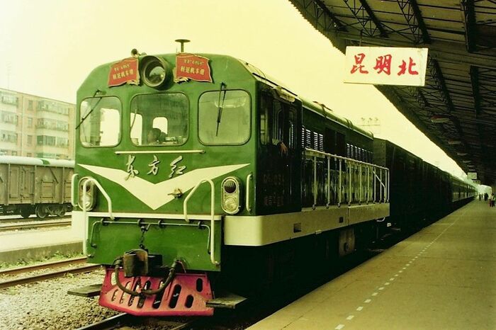 昆明北駅に停車する昆河線の列車