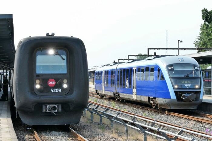 左はインターシティ、ローカル線は利用者が少ないものの1時間に1