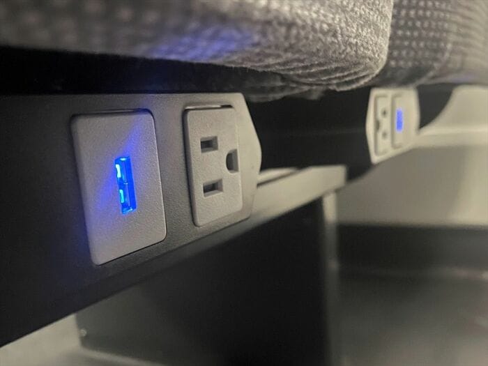 コンセントとUSBポートは普通車も含め全席に装備する