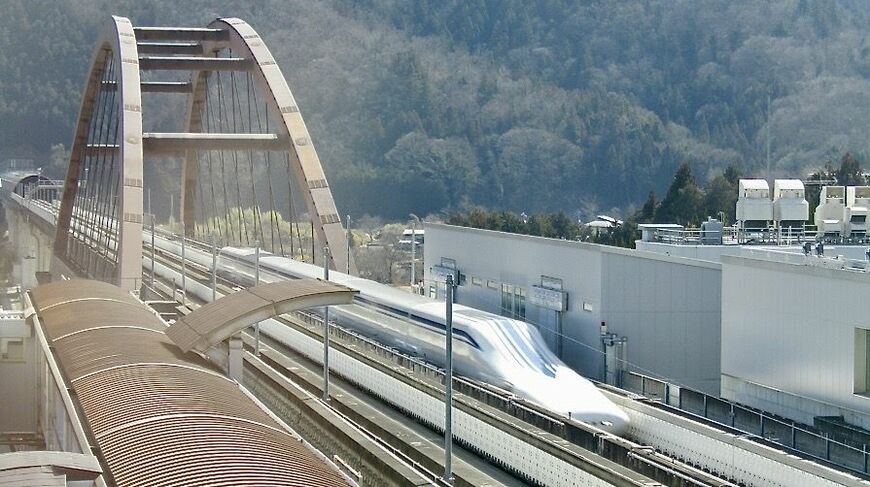 山梨実験線を疾走するL0系（筆者撮影）