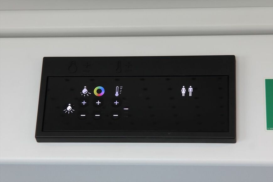 個室内の各種調整用パネル（撮影：橋爪智之）