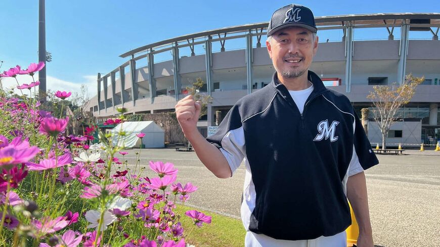 コスモスとの2ショットに「お花の似合う監督になれるかなぁ」とロッテ吉井監督（撮影・金子真仁）