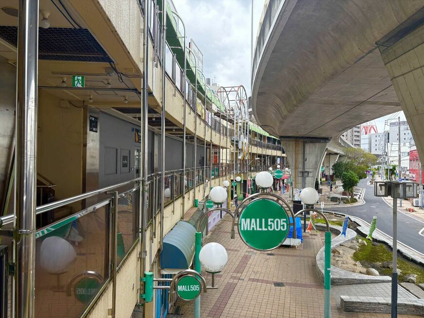 モール505に並走するのが土浦ニューウェイ。近未来的なつくりが、どこかつくばと似ている気がする（写真：筆者撮影）
