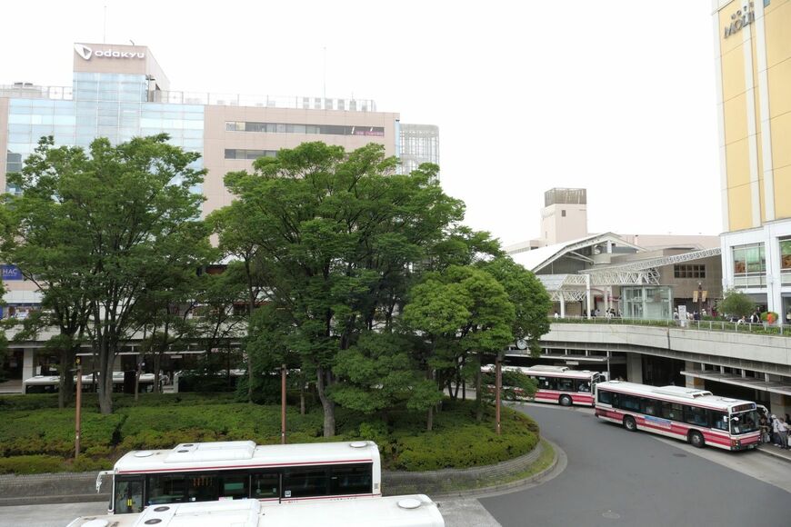 小田急線の新百合ヶ丘駅（記者撮影）