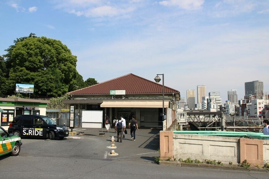 瓦屋根が特徴的な鶯谷駅南口駅舎（筆者撮影）