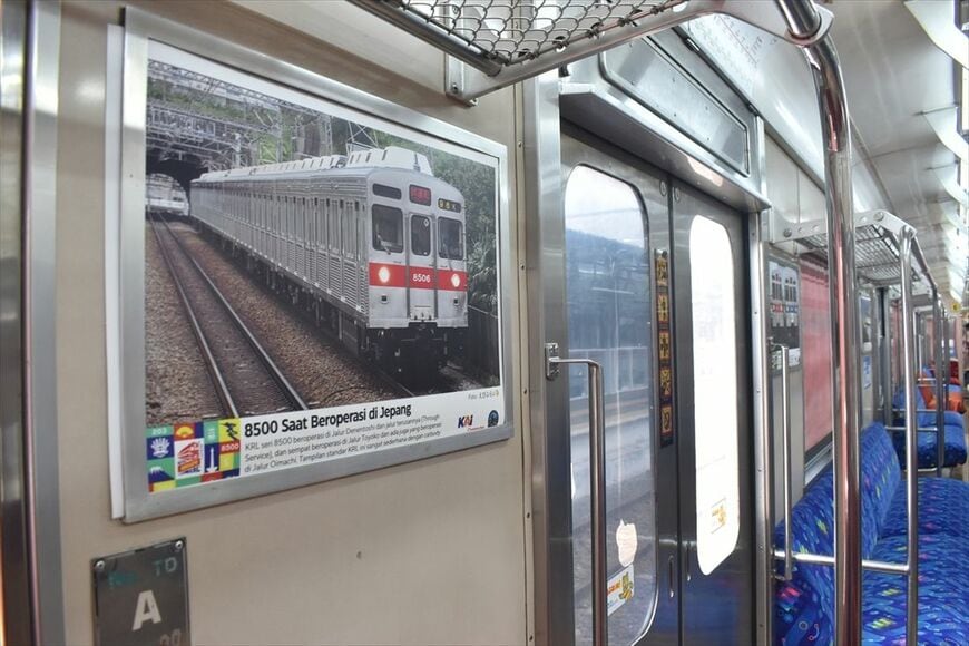 8500系8618編成の車内では、広告枠や中づりを使って車両の歴史や写真が展示された（筆者撮影）