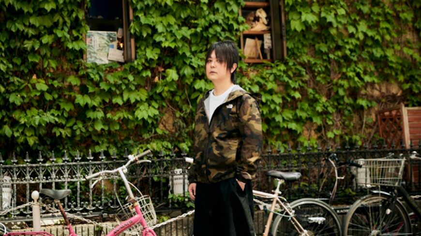 いま話題の哲学書『現代思想入門』の著者・千葉雅也さん。現代社会を生きるビジネスパーソンへ向けた、リアルで奥深い哲学の話をお届けします（写真：KAOLI）