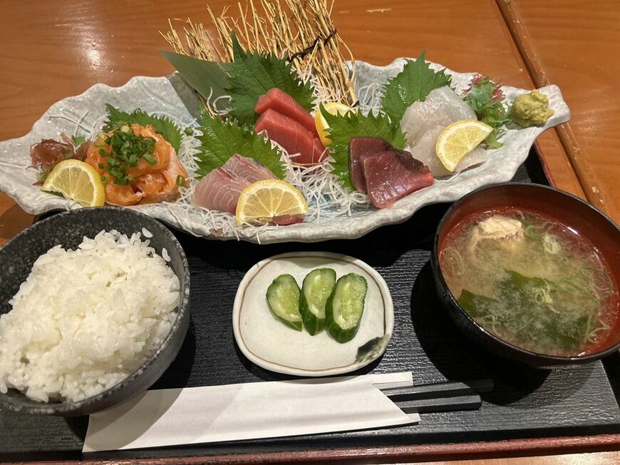 1480円の「魚河岸お刺身5点盛り定食」（写真：筆者撮影）