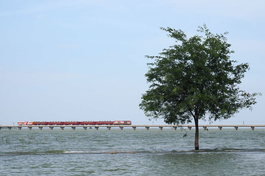 タイ国鉄　14系客車　ロイヤルブロッサム　貸し切り列車　パーサック・チョンラシットダム湖上橋
