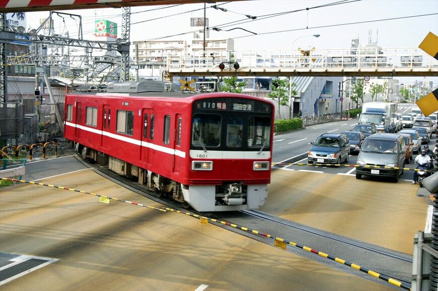 かつて京急空港線に存在した京急蒲田第一踏切。羽田空港行きが通過＝2003年（撮影：南正時）
