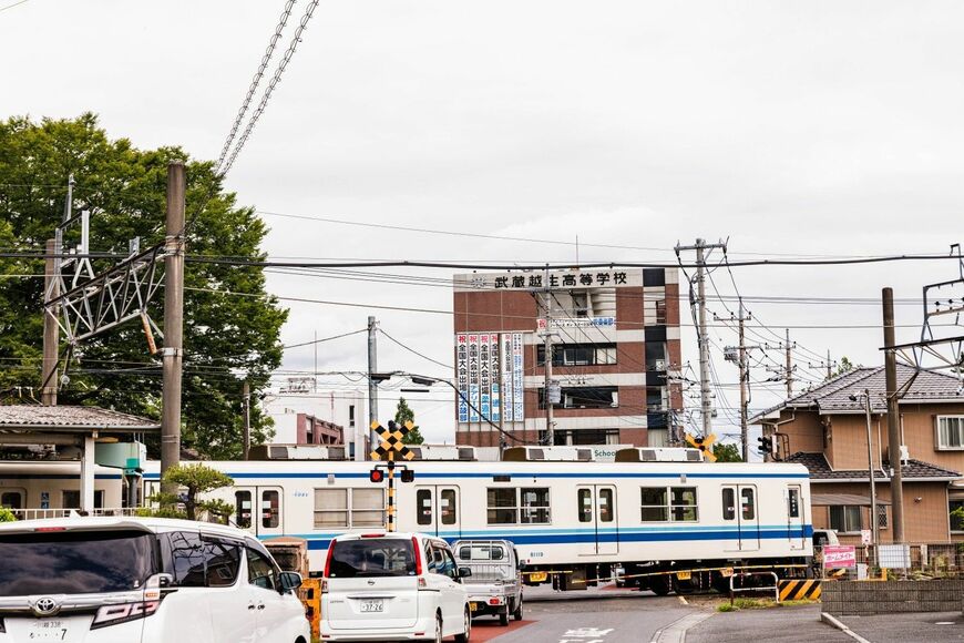 武州唐沢駅のすぐ東側には武蔵越生高校。駅上り方の踏切から高校方面を見る（撮影：鼠入昌史）