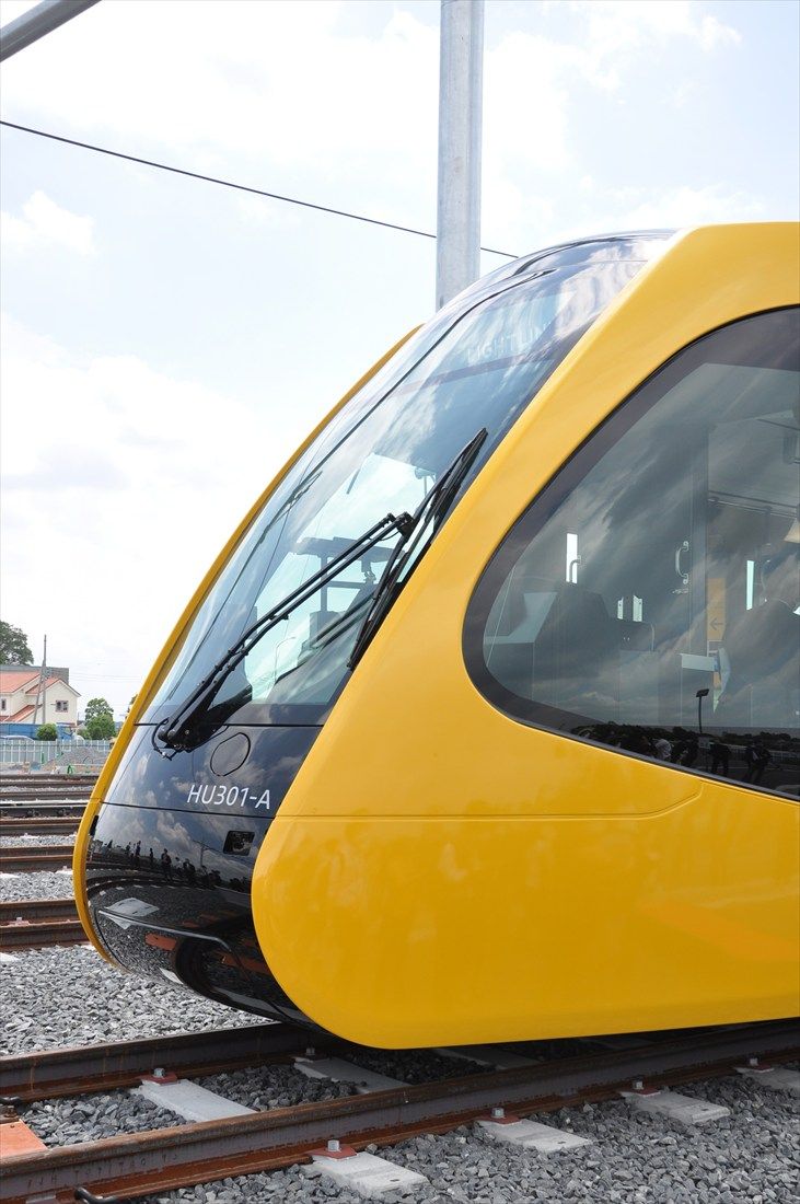 車両の先頭部は運転士の視界確保を考慮して細くなっている（編集部撮影）