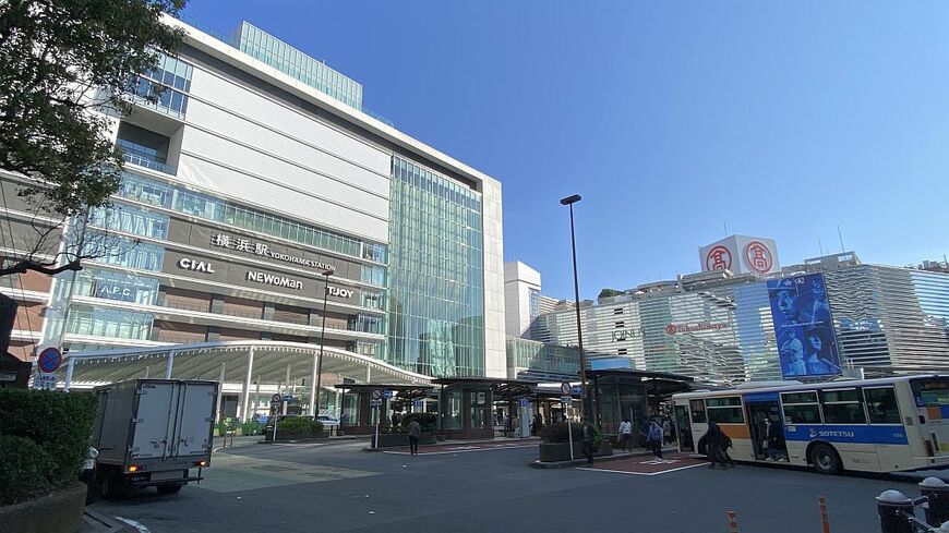 2026年春の横浜駅西口の様子。JRの駅ビルは「JR横浜タワー」に変わった（編集部撮影）
