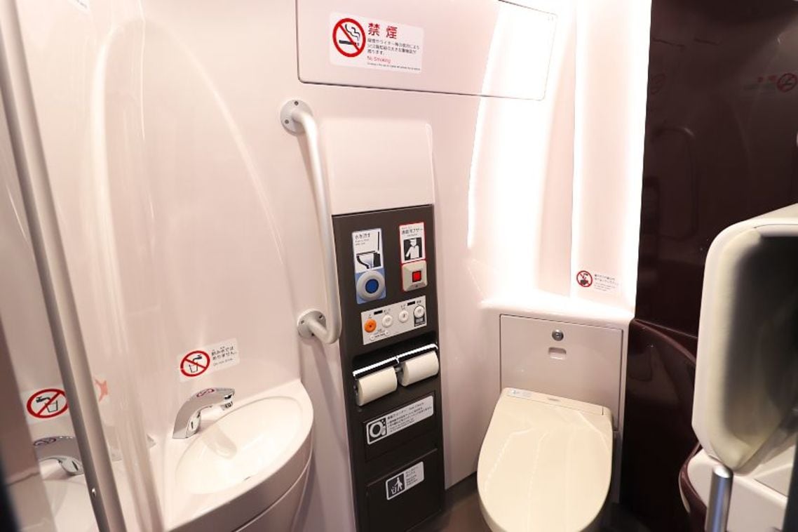 N700Sの温水洗浄便座付きトイレ