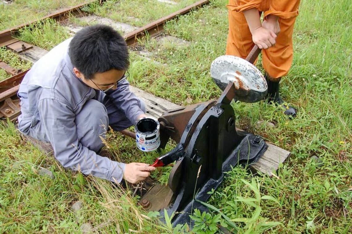 愛好会メンバーによる線路保守の様子