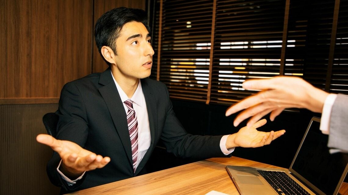 叱られる男性