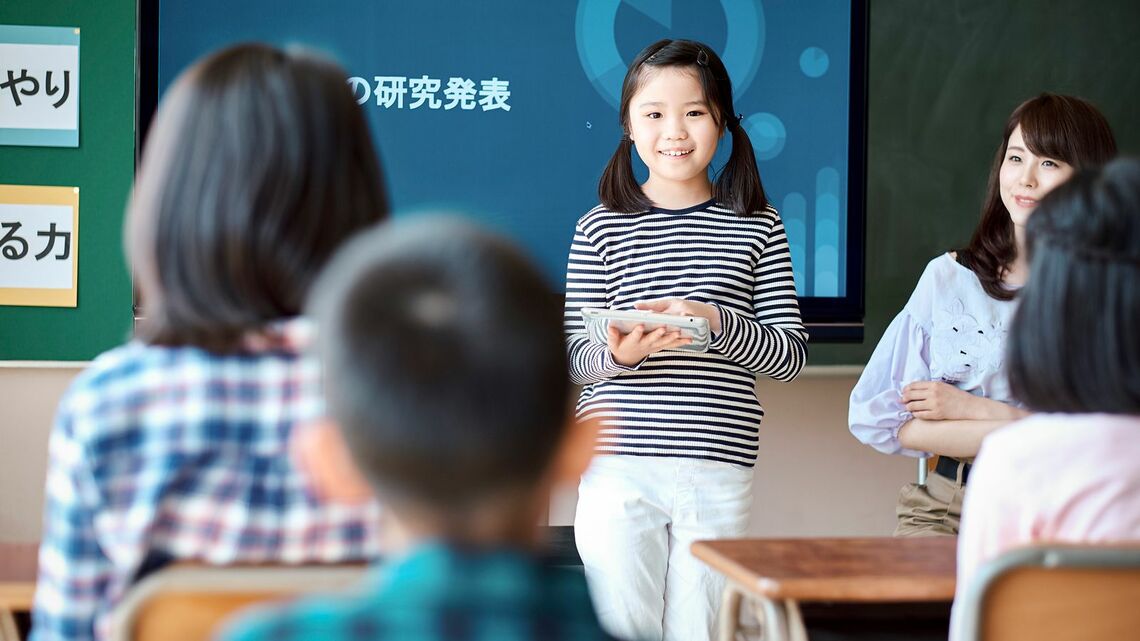 小学校で発表する子ども