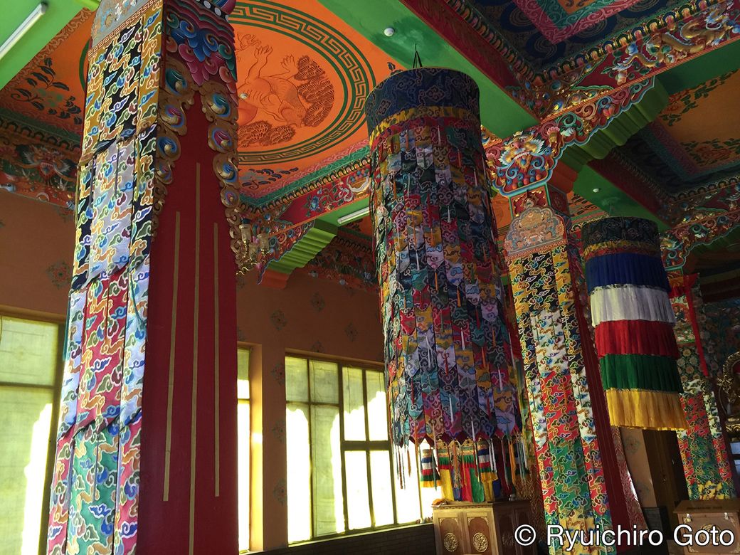 日本のお寺とは違うチベット仏教寺院の内装はまるで芸術（写真：筆者撮影）