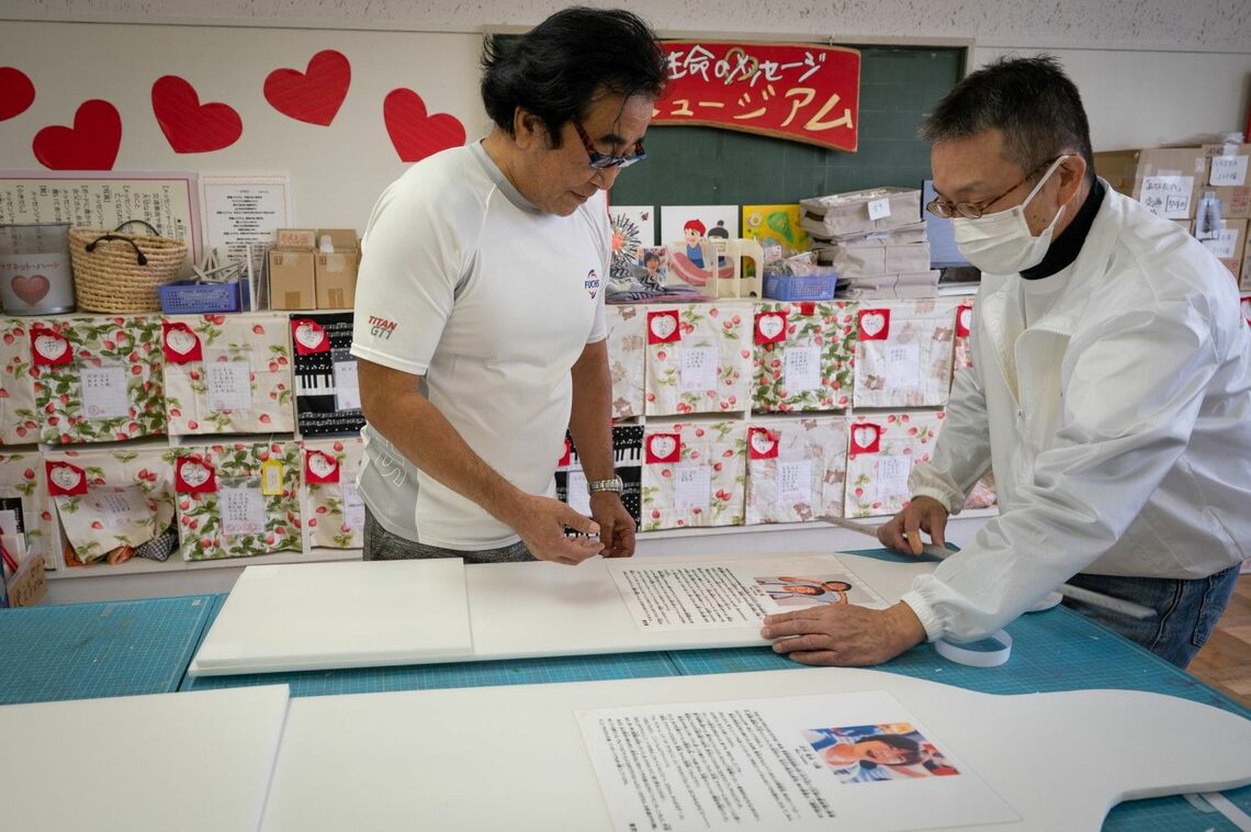 メッセンジャーを仕上げる田中豊さん（左）（写真：穐吉洋子）