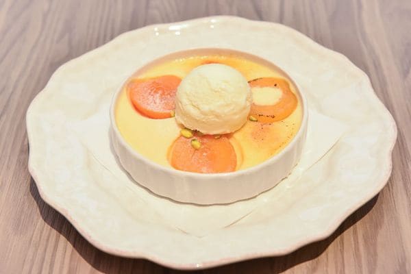 アプリコットとピスタチオのクラフティにアイスクリームをトッピング（850円）。アプリコットの甘酸っぱさに、ピスタチオのちょっとクセのある味とカリカリ食感がユニークな組み合わせ（撮影：大澤誠）