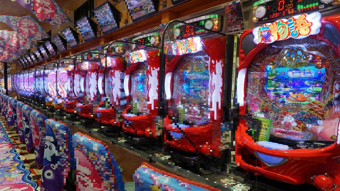 いまだに現金でしか遊ぶことができないパチンコホールが大半だ