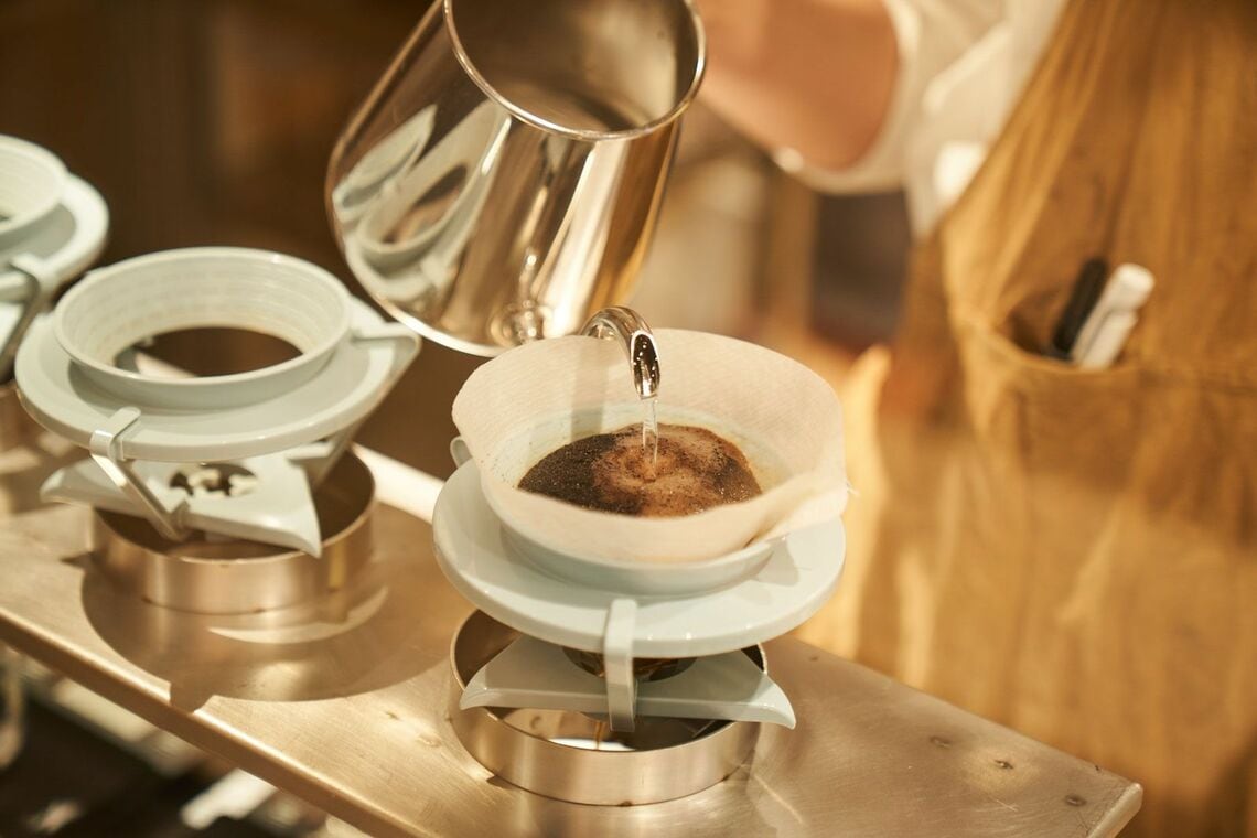 コーヒーを淹れる様子