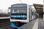 伊東・熱海方先頭車。山側は青いデザインだ