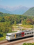 夏の谷川岳をバックに走る特急「水上」