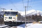 雪景色の谷川岳をバックに走る「水上」