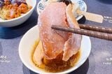 「18品の朝ごはん」合鴨の山椒焼き。合鴨ならではのしっかり締まった肉質で、噛むほどに旨みが溢れる（筆者撮影）