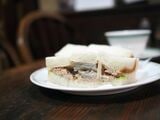 ツナゴボウサンド750円（ミニゼリー付き）。味の決め手はドレッシングだが、何を使っているかは企業秘密だ（著者撮影）