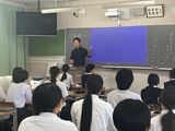 授業のため教壇に立つ柴山さん。授業の最後に「ありがとうございました」と挨拶する生徒たちに対して、「ありがとう」と笑顔で応じていた（写真：筆者撮影）