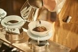 コーヒーを淹れる様子