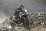 ビッグアドベンチャーならではの豪快な走り。優れたコントロール性と路面をつかむトラクション性能で本格的なオフロード走行も可能だ