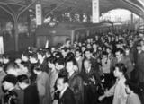 利用客で混雑する地上ホーム時代の新宿駅＝1954年（写真：京王電鉄）