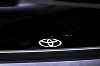 生産計画引き下げ嫌気､トヨタ株は大幅下落 今季･来期ともに生産の大幅回復は望み薄