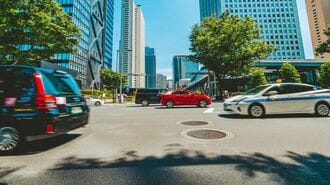 都市部や観光地では訪日外国人が運転するレンタカーが増えた（写真：G-item / PIXTA）