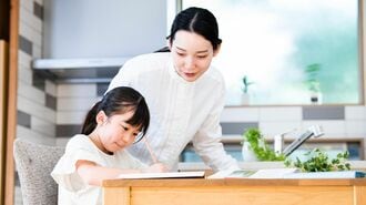 子どもの勉強を見守る母親