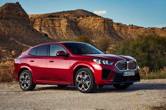 フルモデルチェンジされ新型になったばかりのBMW X2。BEVのiX2もラインナップする（写真：ビー・エム・ダブリュー）