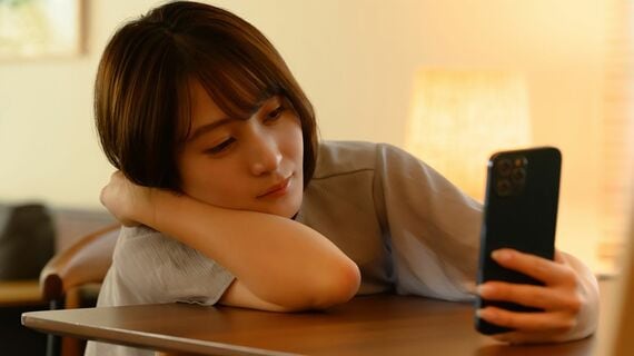 スマホを触る女性