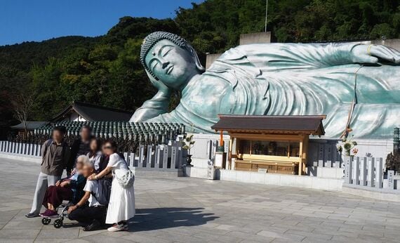 涅槃像前で写真を撮るタイからのグループ観光客